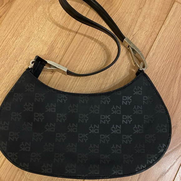 Small DKNY bag almost brand new - Picture 2 of 2
